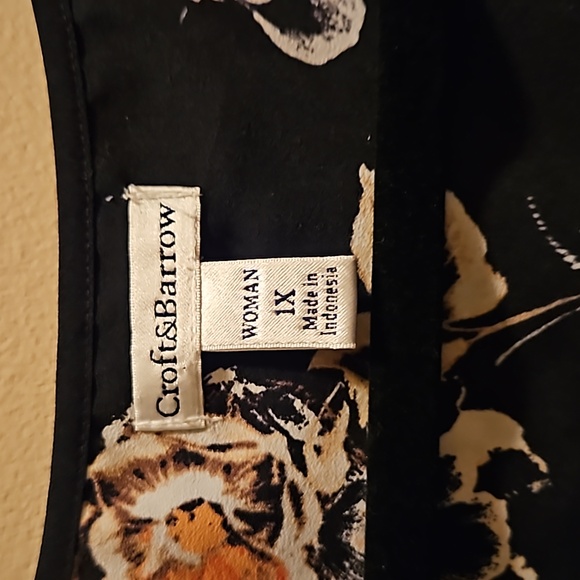 Short Sleeve Blouse - Picture 2 of 3